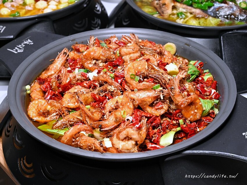 台中市北區麻川川青花椒烤魚｜正宗重慶烤魚，主打活魚現烤，口味道地，店裡還有超美月球造景