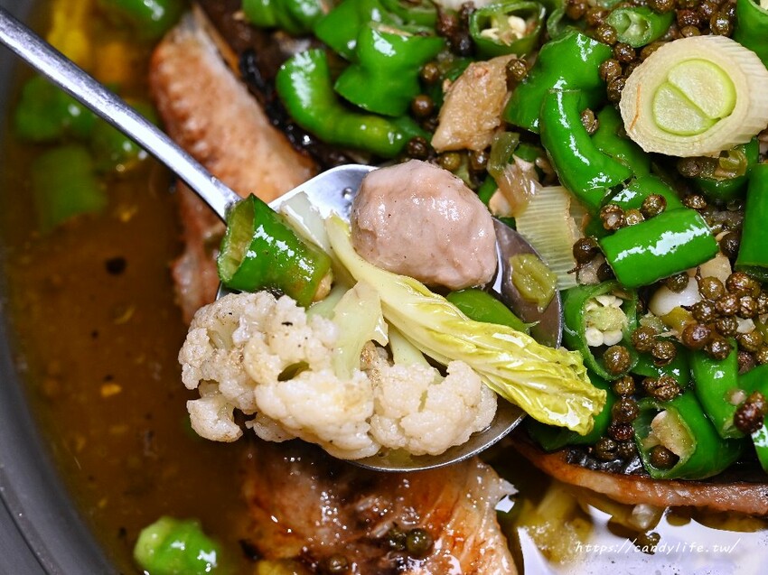 台中市北區麻川川青花椒烤魚｜正宗重慶烤魚，主打活魚現烤，口味道地，店裡還有超美月球造景