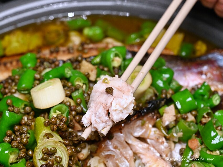 台中市北區麻川川青花椒烤魚｜正宗重慶烤魚，主打活魚現烤，口味道地，店裡還有超美月球造景