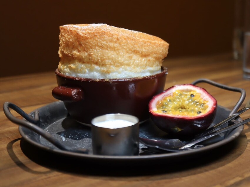 Born to EAT本質煮藝｜台北新開幕絕美露營風餐廳！環境舒適餐點又好吃。必點法式舒芙蕾，超驚艷。國父紀念館約會餐廳推薦 – 艾瑞絲的吃貨日常