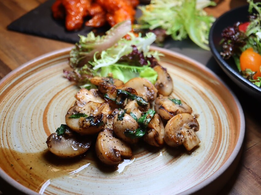 Born to EAT本質煮藝｜台北新開幕絕美露營風餐廳！環境舒適餐點又好吃。必點法式舒芙蕾，超驚艷。國父紀念館約會餐廳推薦 – 艾瑞絲的吃貨日常