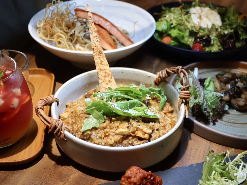 Born to EAT本質煮藝｜台北新開幕絕美露營風餐廳！環境舒適餐點又好吃。必點法式舒芙蕾，超驚艷。國父紀念館約會餐廳推薦 – 艾瑞絲的吃貨日常