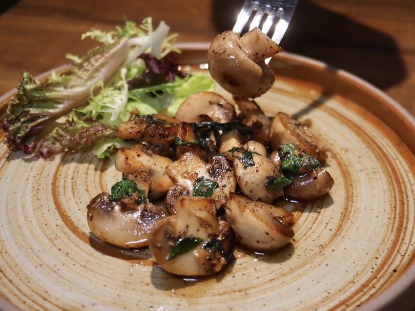 Born to EAT本質煮藝｜台北新開幕絕美露營風餐廳！環境舒適餐點又好吃。必點法式舒芙蕾，超驚艷。國父紀念館約會餐廳推薦 – 艾瑞絲的吃貨日常