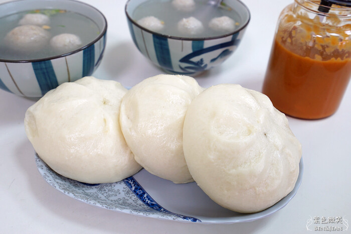 宜蘭縣蘇澳鎮蘇澳無名包子店》無牌肉包，五十年老店白泡泡幼綿綿的包子+獨門甜辣醬，再搭配魚丸湯超讚