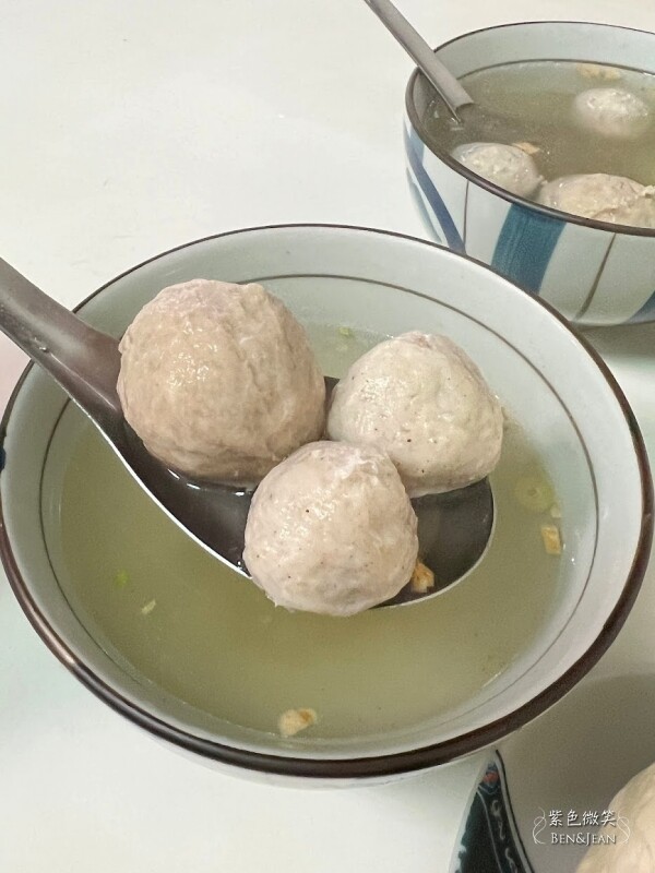 宜蘭縣蘇澳鎮蘇澳無名包子店》無牌肉包，五十年老店白泡泡幼綿綿的包子+獨門甜辣醬，再搭配魚丸湯超讚