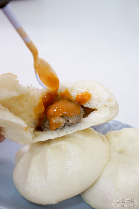 宜蘭縣蘇澳鎮蘇澳無名包子店》無牌肉包，五十年老店白泡泡幼綿綿的包子+獨門甜辣醬，再搭配魚丸湯超讚