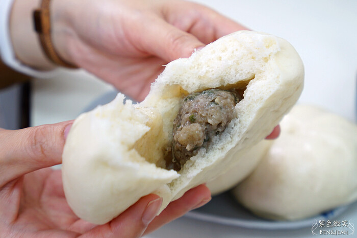 宜蘭縣蘇澳鎮蘇澳無名包子店》無牌肉包，五十年老店白泡泡幼綿綿的包子+獨門甜辣醬，再搭配魚丸湯超讚