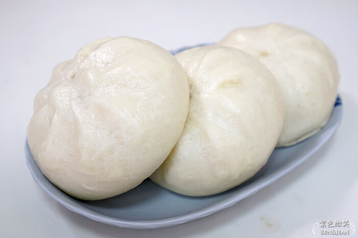 宜蘭縣蘇澳鎮蘇澳無名包子店》無牌肉包，五十年老店白泡泡幼綿綿的包子+獨門甜辣醬，再搭配魚丸湯超讚