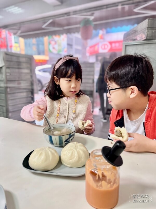 宜蘭縣蘇澳鎮蘇澳無名包子店》無牌肉包，五十年老店白泡泡幼綿綿的包子+獨門甜辣醬，再搭配魚丸湯超讚