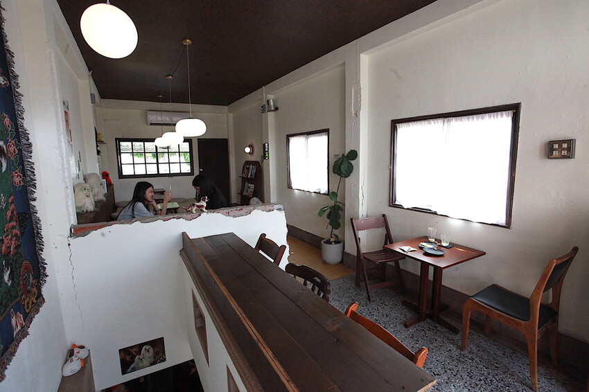 台南市中西區吃。台南市｜中西區。「Wakamodog」置身巷弄老宅寵物友善餐廳，全台灣最療癒狗狗主題咖啡廳，主打馬爾濟斯