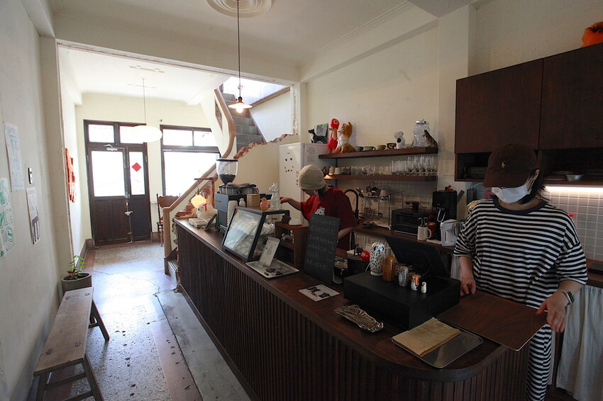 台南市中西區吃。台南市｜中西區。「Wakamodog」置身巷弄老宅寵物友善餐廳，全台灣最療癒狗狗主題咖啡廳，主打馬爾濟斯