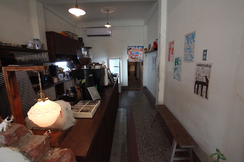台南市中西區吃。台南市｜中西區。「Wakamodog」置身巷弄老宅寵物友善餐廳，全台灣最療癒狗狗主題咖啡廳，主打馬爾濟斯