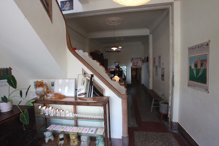 台南市中西區吃。台南市｜中西區。「Wakamodog」置身巷弄老宅寵物友善餐廳，全台灣最療癒狗狗主題咖啡廳，主打馬爾濟斯