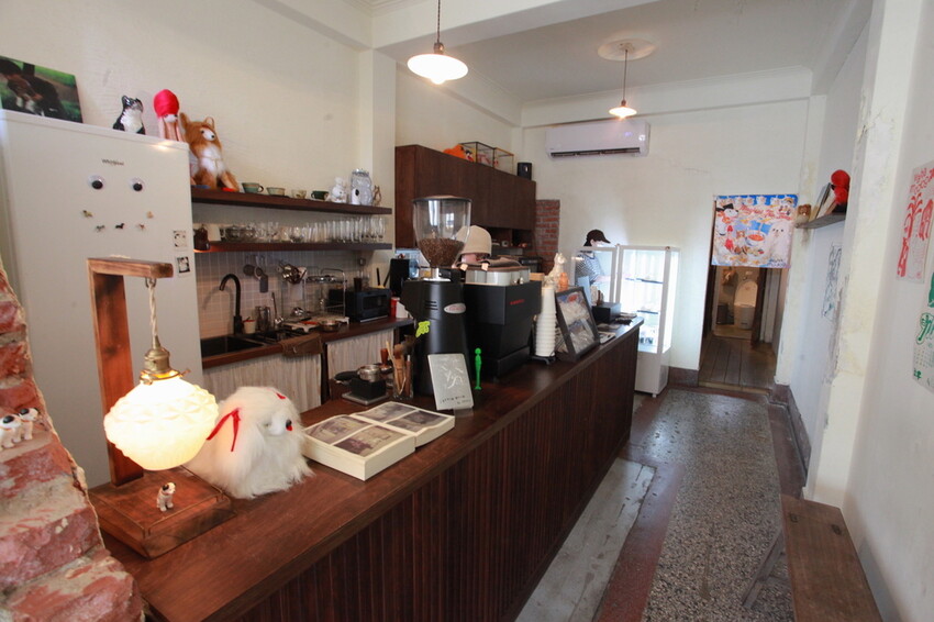 台南市中西區吃。台南市｜中西區。「Wakamodog」置身巷弄老宅寵物友善餐廳，全台灣最療癒狗狗主題咖啡廳，主打馬爾濟斯