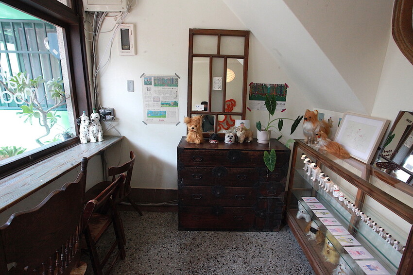 台南市中西區吃。台南市｜中西區。「Wakamodog」置身巷弄老宅寵物友善餐廳，全台灣最療癒狗狗主題咖啡廳，主打馬爾濟斯