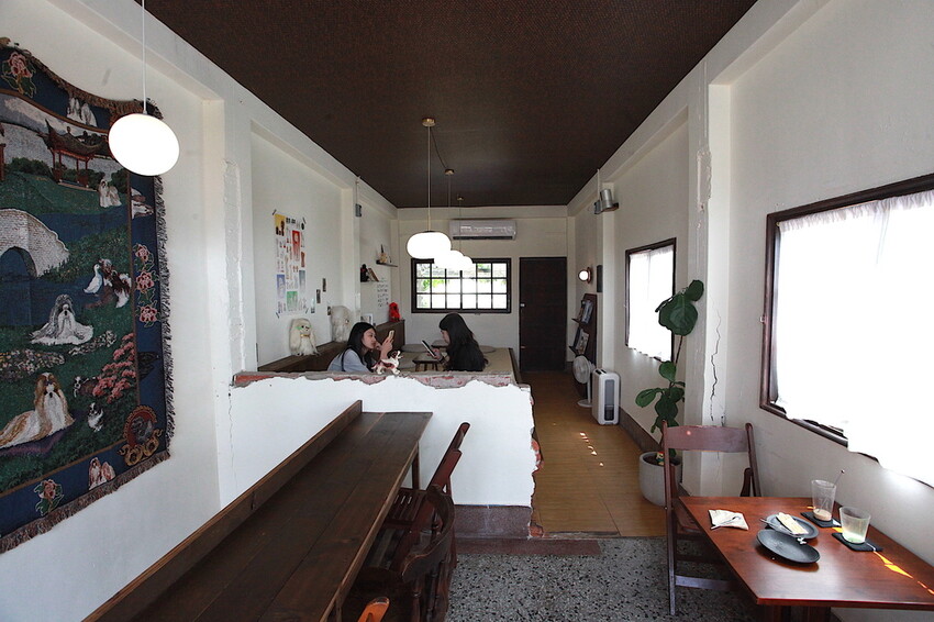 台南市中西區吃。台南市｜中西區。「Wakamodog」置身巷弄老宅寵物友善餐廳，全台灣最療癒狗狗主題咖啡廳，主打馬爾濟斯