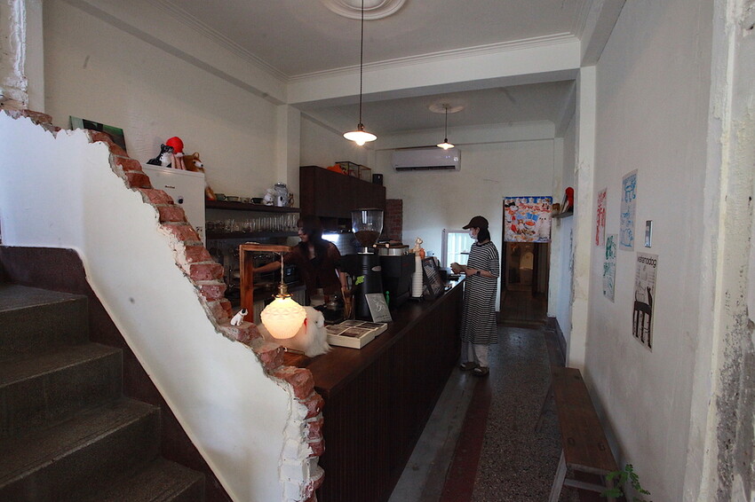 台南市中西區吃。台南市｜中西區。「Wakamodog」置身巷弄老宅寵物友善餐廳，全台灣最療癒狗狗主題咖啡廳，主打馬爾濟斯