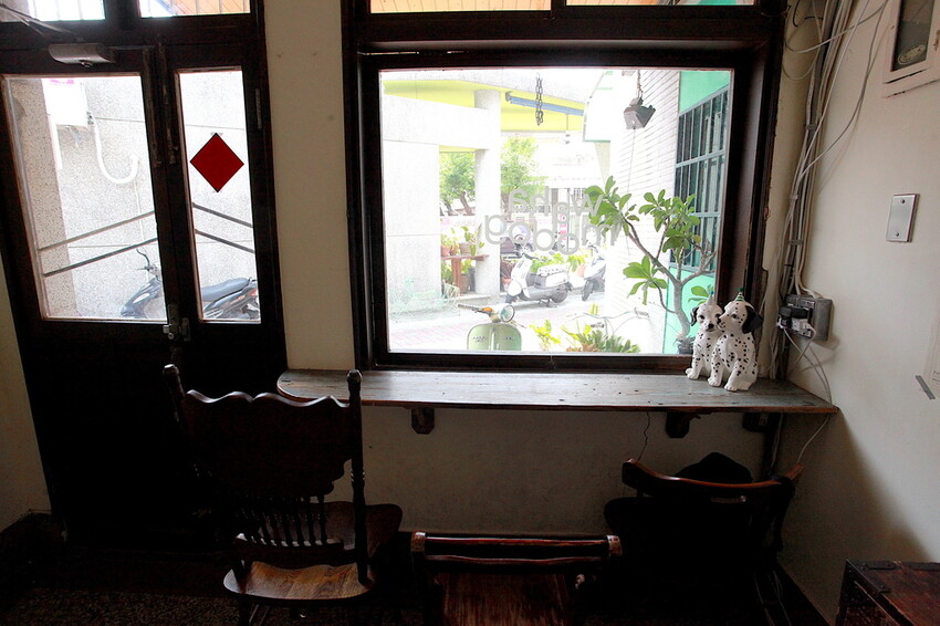 台南市中西區吃。台南市｜中西區。「Wakamodog」置身巷弄老宅寵物友善餐廳，全台灣最療癒狗狗主題咖啡廳，主打馬爾濟斯