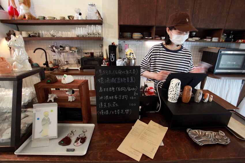 台南市中西區吃。台南市｜中西區。「Wakamodog」置身巷弄老宅寵物友善餐廳，全台灣最療癒狗狗主題咖啡廳，主打馬爾濟斯