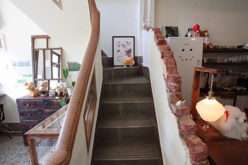 台南市中西區吃。台南市｜中西區。「Wakamodog」置身巷弄老宅寵物友善餐廳，全台灣最療癒狗狗主題咖啡廳，主打馬爾濟斯