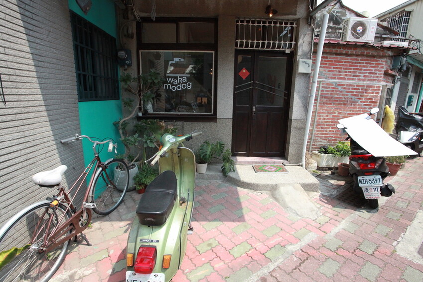 台南市中西區吃。台南市｜中西區。「Wakamodog」置身巷弄老宅寵物友善餐廳，全台灣最療癒狗狗主題咖啡廳，主打馬爾濟斯