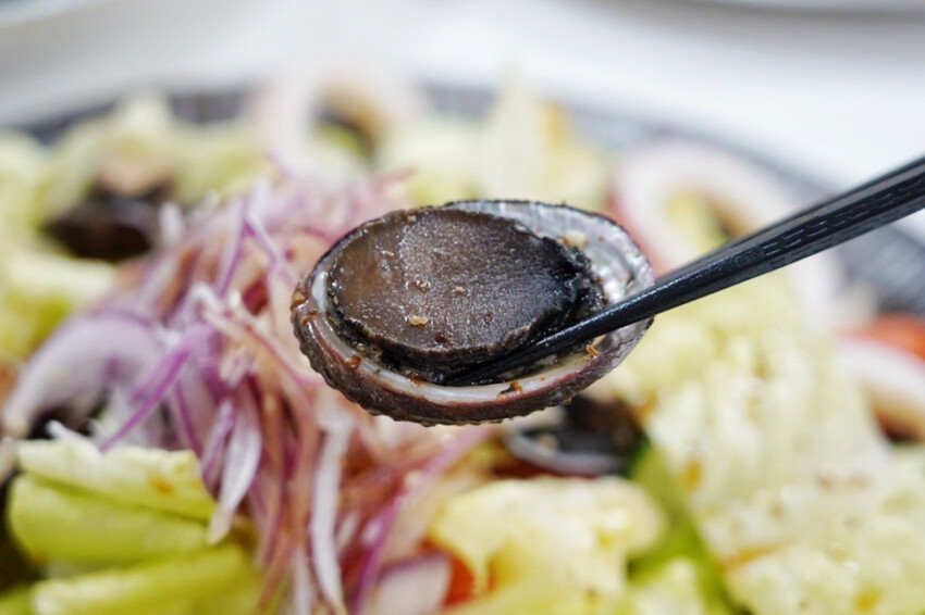 母親節帶家人來吃現撈海鮮！整桌9道有活龍蝦、石斑魚、超厚刺身、九孔沙拉..才4280元