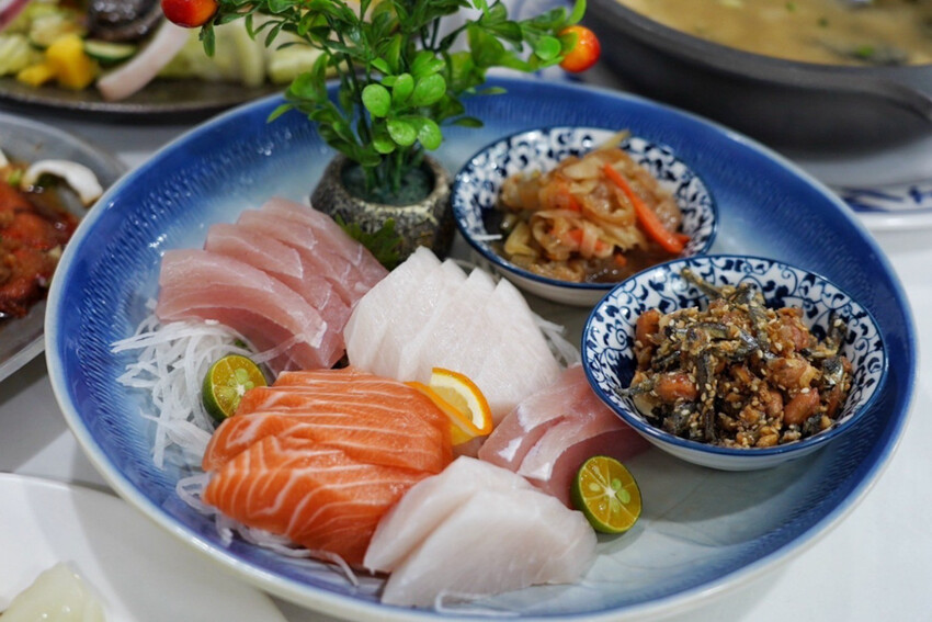 母親節帶家人來吃現撈海鮮！整桌9道有活龍蝦、石斑魚、超厚刺身、九孔沙拉..才4280元