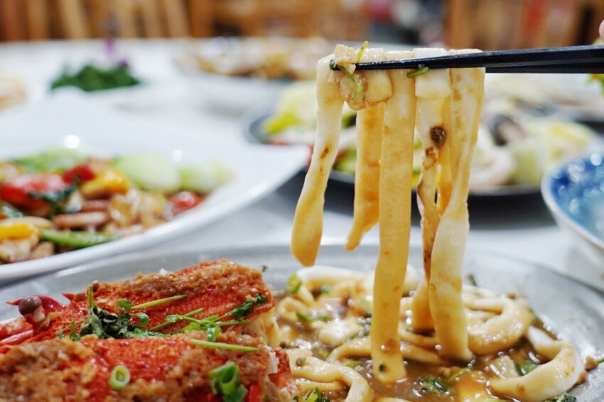 母親節帶家人來吃現撈海鮮！整桌9道有活龍蝦、石斑魚、超厚刺身、九孔沙拉..才4280元