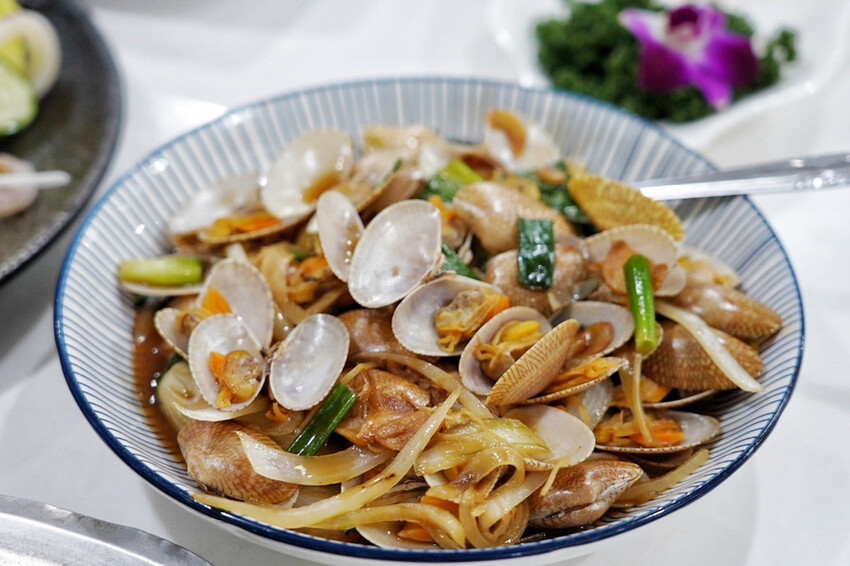 母親節帶家人來吃現撈海鮮！整桌9道有活龍蝦、石斑魚、超厚刺身、九孔沙拉..才4280元