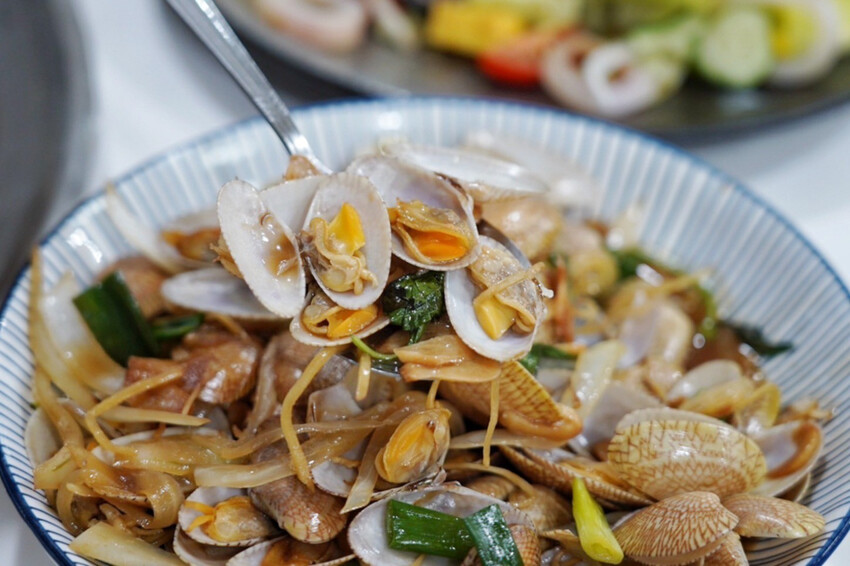 母親節帶家人來吃現撈海鮮！整桌9道有活龍蝦、石斑魚、超厚刺身、九孔沙拉..才4280元