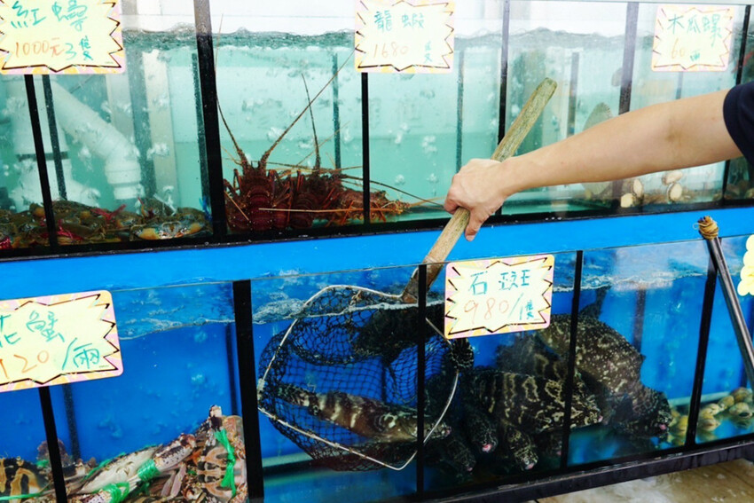 母親節帶家人來吃現撈海鮮！整桌9道有活龍蝦、石斑魚、超厚刺身、九孔沙拉..才4280元