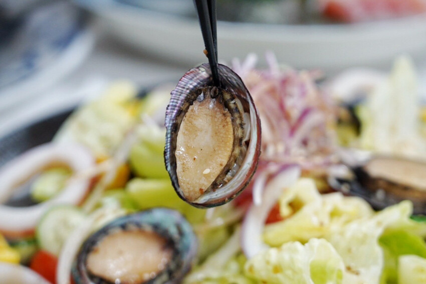 母親節帶家人來吃現撈海鮮！整桌9道有活龍蝦、石斑魚、超厚刺身、九孔沙拉..才4280元