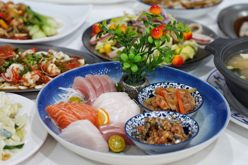 母親節帶家人來吃現撈海鮮！整桌9道有活龍蝦、石斑魚、超厚刺身、九孔沙拉..才4280元