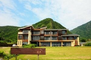 南投縣魚池鄉日月潭晶澤會館｜日月潭湖景第一排，樓下就是伊達邵老街，備有停車場