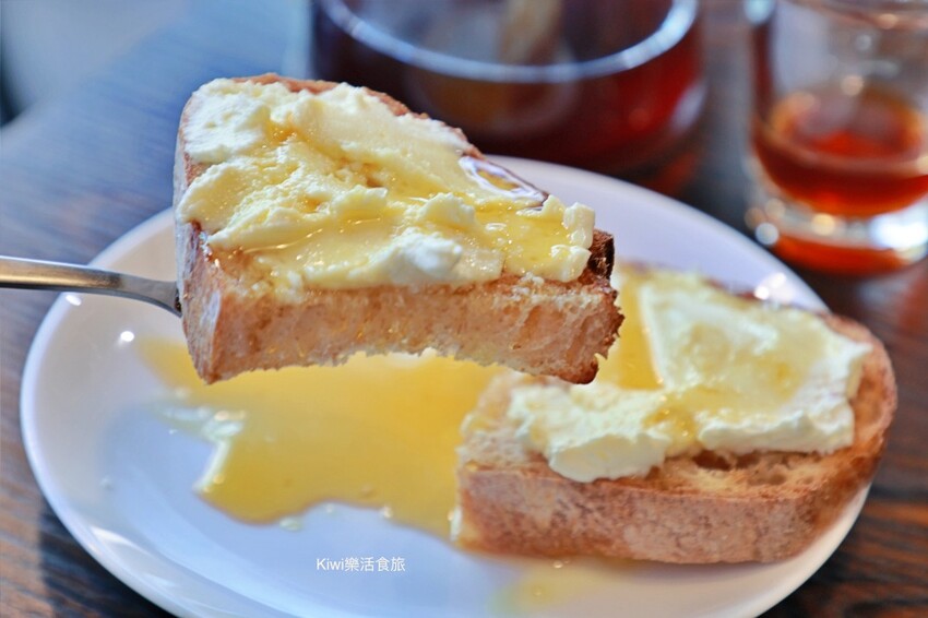 彰化縣彰化市彰化Fas Coffee咖啡｜彰化女中附近隱藏版咖啡館，推薦百花蜜乳酪酸種吐司、單品手沖咖啡～大片落地窗甚美！