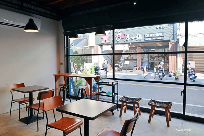 彰化縣彰化市彰化Fas Coffee咖啡｜彰化女中附近隱藏版咖啡館，推薦百花蜜乳酪酸種吐司、單品手沖咖啡～大片落地窗甚美！