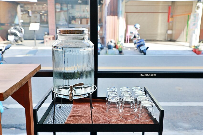 彰化縣彰化市彰化Fas Coffee咖啡｜彰化女中附近隱藏版咖啡館，推薦百花蜜乳酪酸種吐司、單品手沖咖啡～大片落地窗甚美！