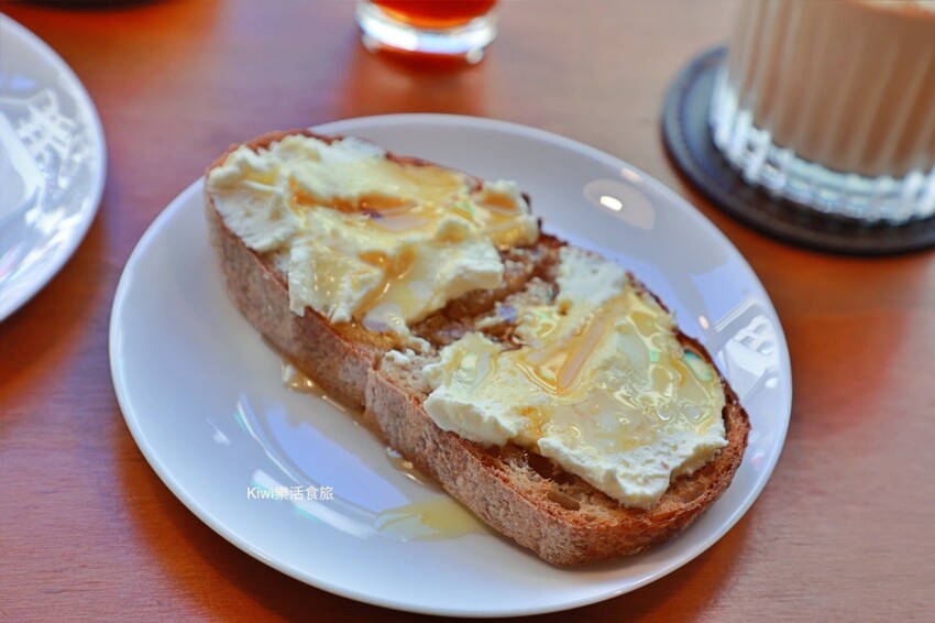 彰化縣彰化市彰化Fas Coffee咖啡｜彰化女中附近隱藏版咖啡館，推薦百花蜜乳酪酸種吐司、單品手沖咖啡～大片落地窗甚美！