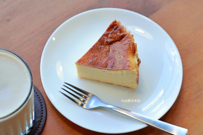 彰化縣彰化市彰化Fas Coffee咖啡｜彰化女中附近隱藏版咖啡館，推薦百花蜜乳酪酸種吐司、單品手沖咖啡～大片落地窗甚美！