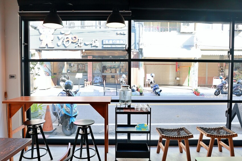 彰化縣彰化市彰化Fas Coffee咖啡｜彰化女中附近隱藏版咖啡館，推薦百花蜜乳酪酸種吐司、單品手沖咖啡～大片落地窗甚美！