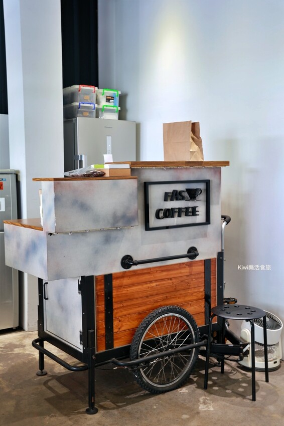 彰化縣彰化市彰化Fas Coffee咖啡｜彰化女中附近隱藏版咖啡館，推薦百花蜜乳酪酸種吐司、單品手沖咖啡～大片落地窗甚美！