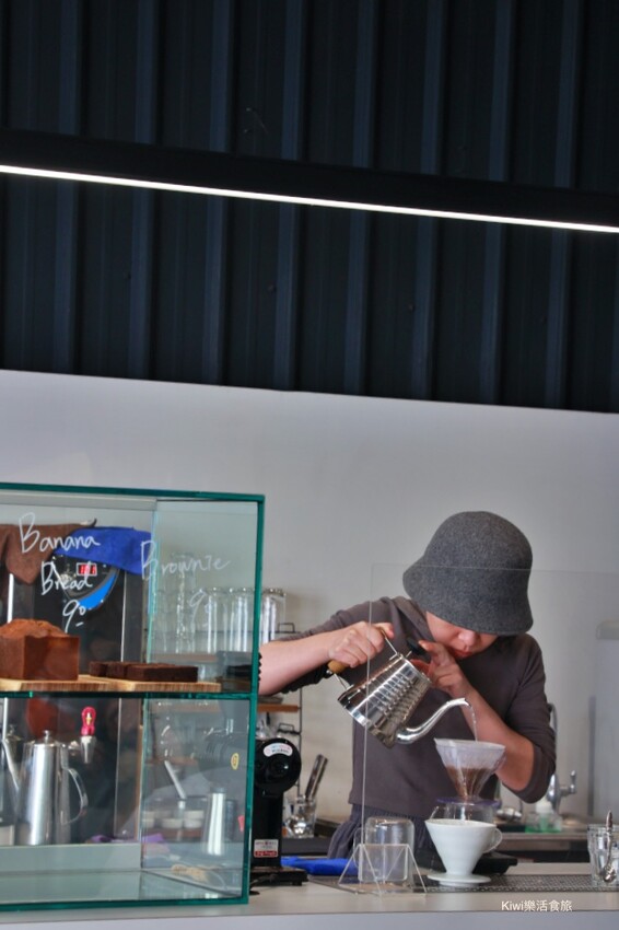 彰化縣彰化市彰化Fas Coffee咖啡｜彰化女中附近隱藏版咖啡館，推薦百花蜜乳酪酸種吐司、單品手沖咖啡～大片落地窗甚美！