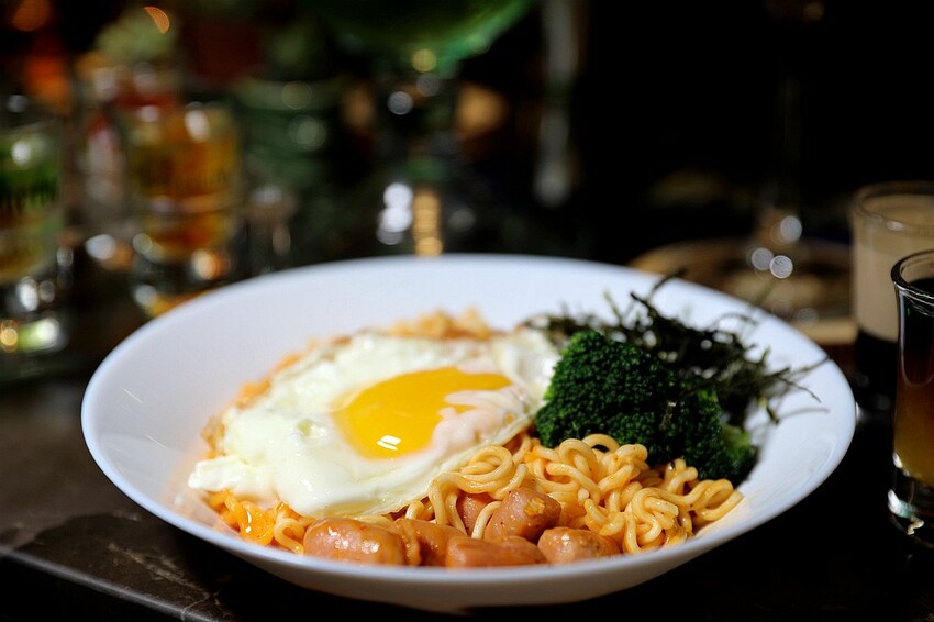 台南市北區酒鬼必訪!低調隱身巷弄寵物友善酒吧 美酒佳餚一次到味 週末微醺夜療癒又放鬆|集合Bar