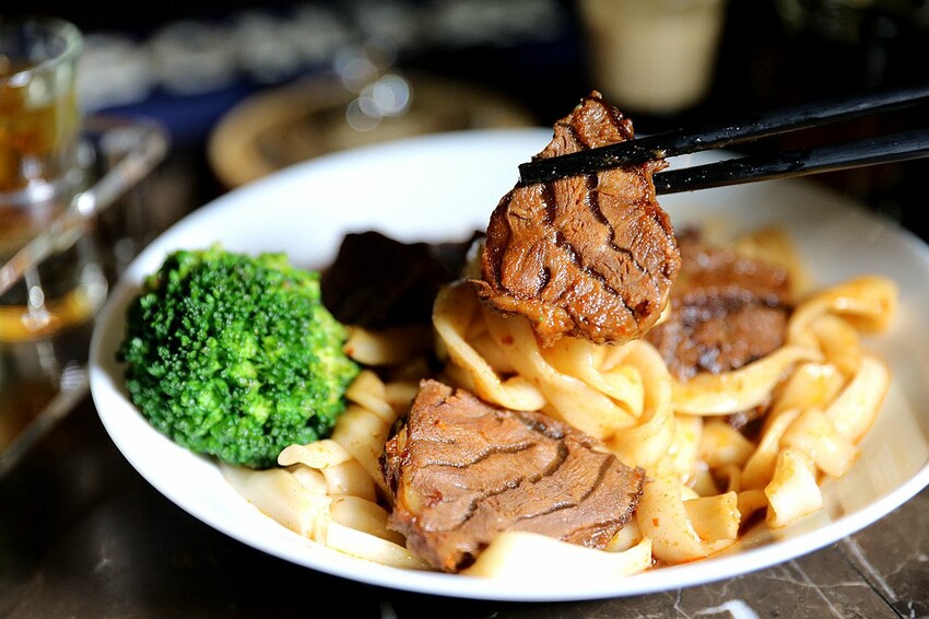 台南市北區酒鬼必訪!低調隱身巷弄寵物友善酒吧 美酒佳餚一次到味 週末微醺夜療癒又放鬆|集合Bar