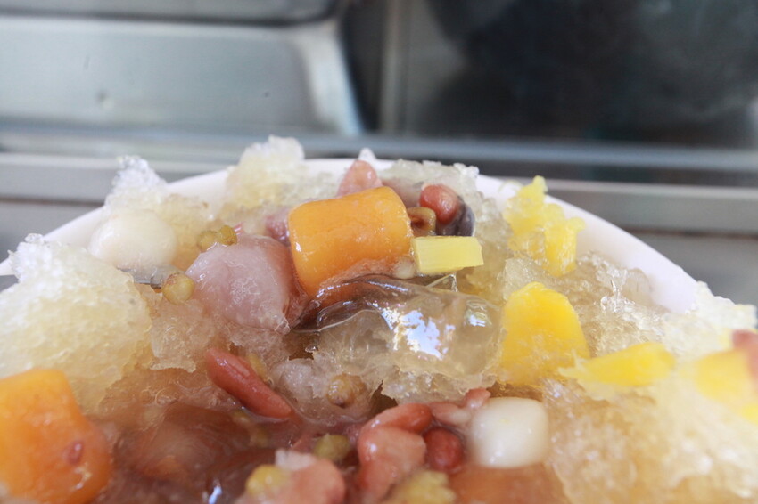 高雄市鹽埕區吃。高雄市｜鹽埕區。「阿英紅豆湯八寶冰」隱身在巷弄老饕等級剉冰店，菜單沒有標價但cp值確很高「阿英紅豆