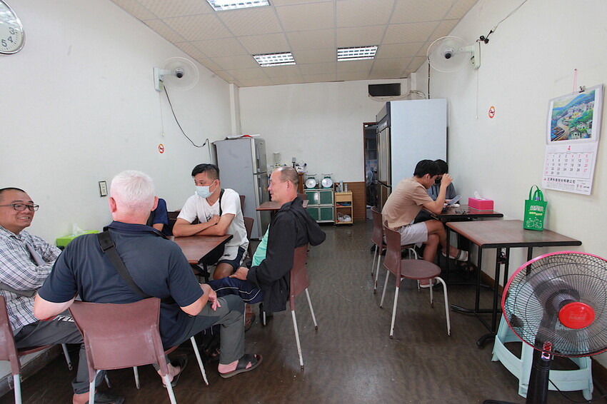 高雄市鹽埕區吃。高雄市｜鹽埕區。「阿英紅豆湯八寶冰」隱身在巷弄老饕等級剉冰店，菜單沒有標價但cp值確很高「阿英紅豆