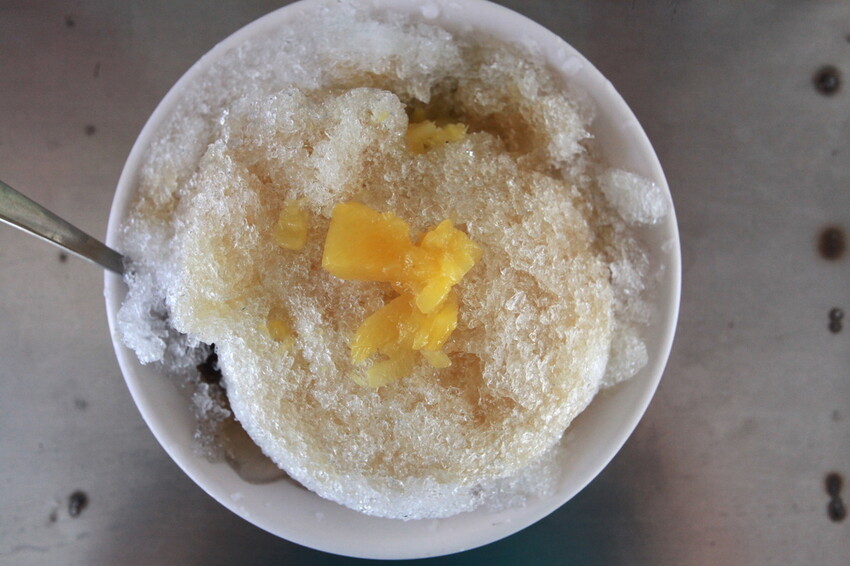 高雄市鹽埕區吃。高雄市｜鹽埕區。「阿英紅豆湯八寶冰」隱身在巷弄老饕等級剉冰店，菜單沒有標價但cp值確很高「阿英紅豆