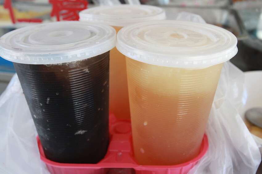 高雄市鹽埕區吃。高雄市｜鹽埕區。「阿英紅豆湯八寶冰」隱身在巷弄老饕等級剉冰店，菜單沒有標價但cp值確很高「阿英紅豆