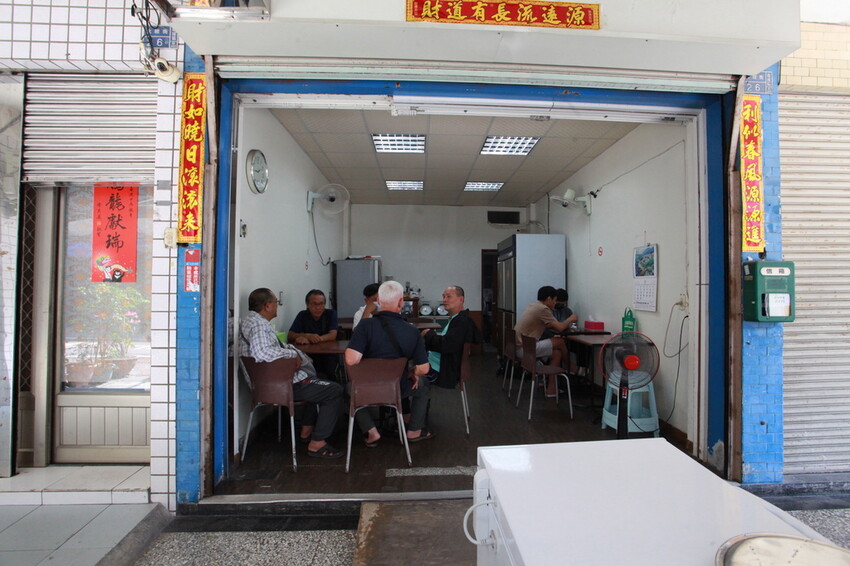 高雄市鹽埕區吃。高雄市｜鹽埕區。「阿英紅豆湯八寶冰」隱身在巷弄老饕等級剉冰店，菜單沒有標價但cp值確很高「阿英紅豆