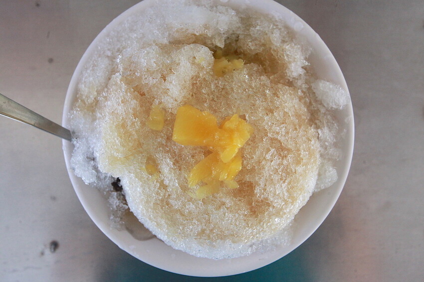 高雄市鹽埕區吃。高雄市｜鹽埕區。「阿英紅豆湯八寶冰」隱身在巷弄老饕等級剉冰店，菜單沒有標價但cp值確很高「阿英紅豆